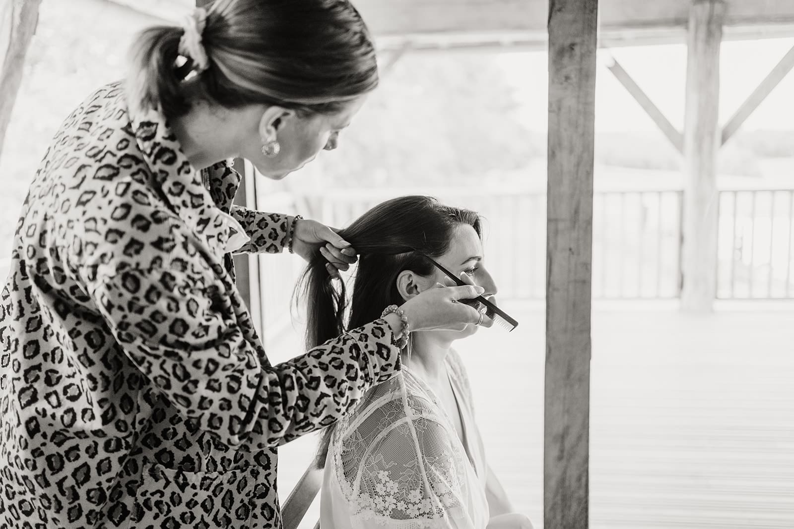 Maquillage d'une mariée dans un cadre lumineux, moment de préparation avant la cérémonie.