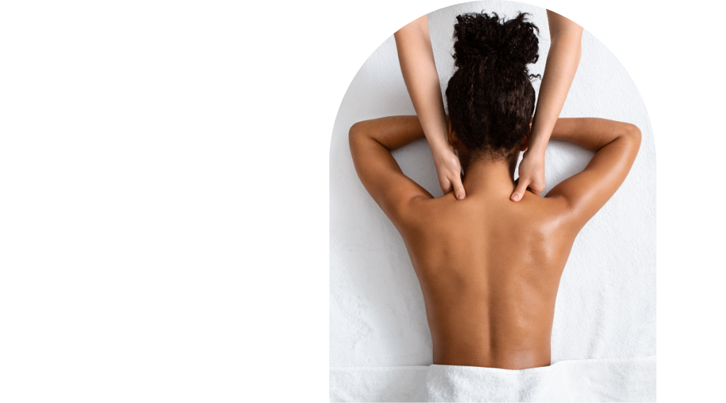Dos d’une femme en relaxation pendant un massage bien-être holistique proposé par Laure Beauté Holistique
