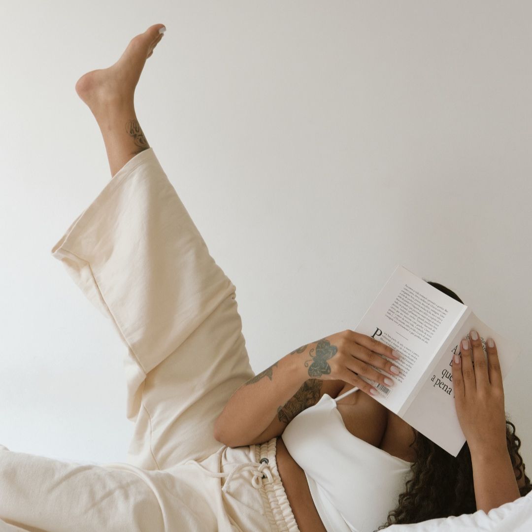 Lecture et relaxation en posture de yoga, dans l’univers bien-être de Laure Beauté Holistique.